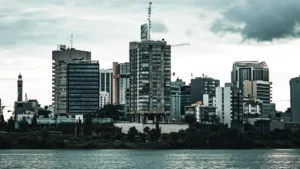 Vue du quartier d'affaires du Plateau à Abidjan, environnement du bien